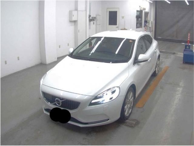 2018 Volvo V40 D4 - photo 1 2018 Volvo V40 D4 Sedan for sale, Japanese used car export - photo 1 of 9 | GULJI TRADERS