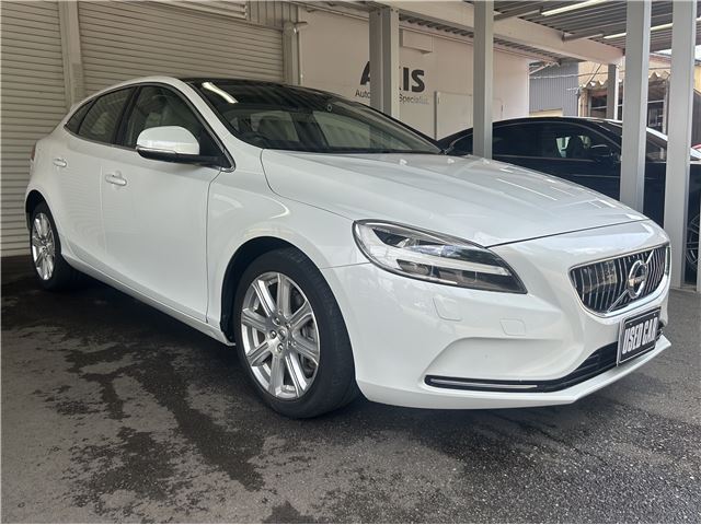 2019 Volvo V40 T3 - photo 1 2019 Volvo V40 T3 Sedan for sale, Japanese used car export - photo 1 of 44 | GULJI TRADERS