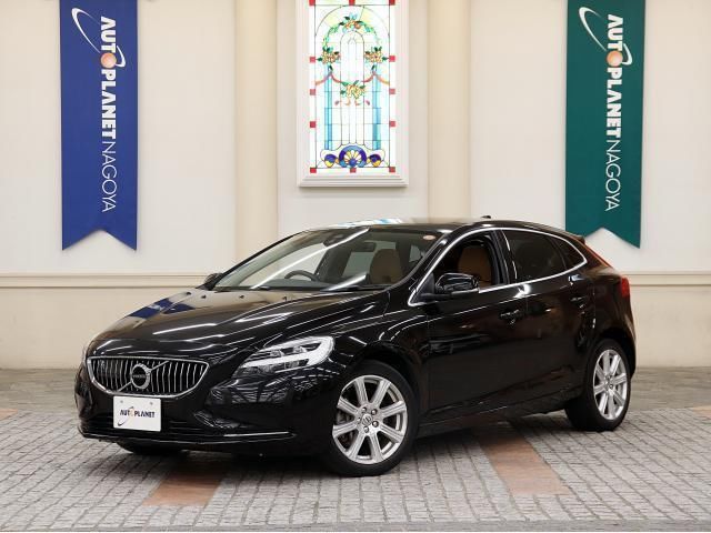 2020 Volvo V40 T3 - photo 1 2020 Volvo V40 T3 Sedan for sale, Japanese used car export - photo 1 of 9 | GULJI TRADERS