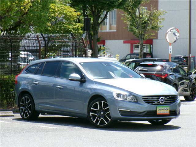 2017 Volvo V60 V60D4 Dynamic - photo 1 2017 Volvo V60 V60D4 Dynamic Sedan for sale, Japanese used car export - photo 1 of 48 | GULJI TRADERS