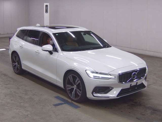 2021 Volvo V60 B5 - photo 1 2021 Volvo V60 B5 Sedan for sale, Japanese used car export - photo 1 of 14 | GULJI TRADERS