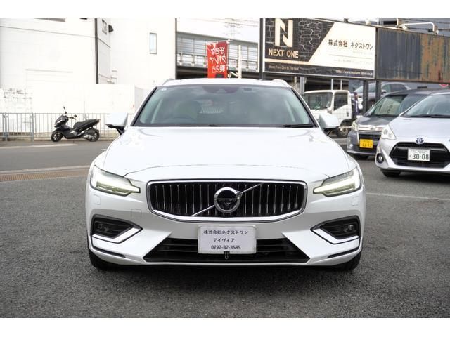 2021 Volvo V60 B5 - photo 1 2021 Volvo V60 B5 Sedan for sale, Japanese used car export - photo 1 of 7 | GULJI TRADERS