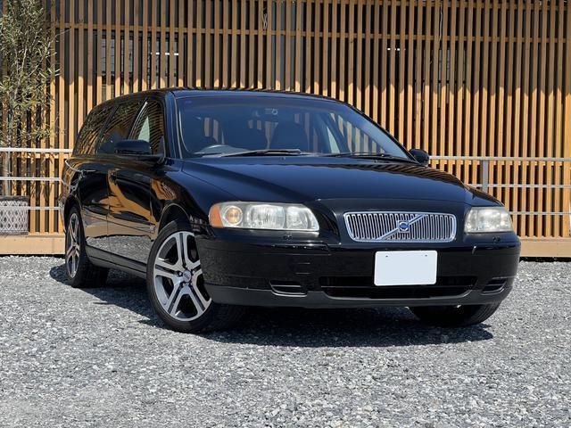 2005 Volvo V70 Base - photo 1 2005 Volvo V70 Base Sedan for sale, Japanese used car export - photo 1 of 9 | GULJI TRADERS