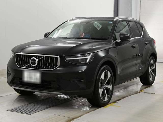 2026 Volvo XC40 B4 AWD 4WD Sedan for sale, Japanese used car export - photo 1 of 12 | GULJI TRADERS